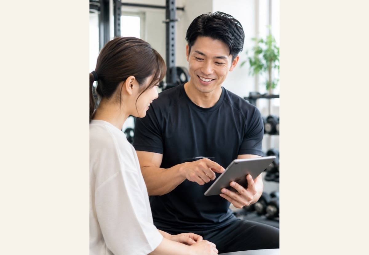 トレーナーがコース終了後のアフターフォローを行う様子