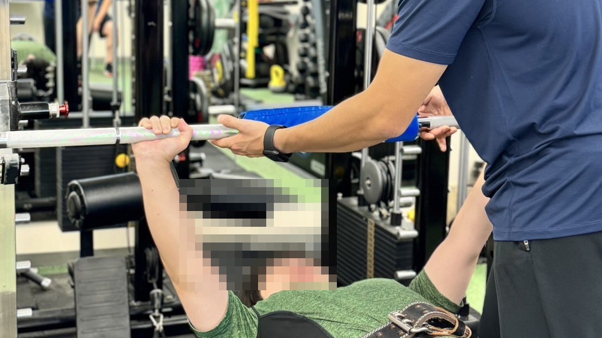 30代男性のお客様がベンチプレスをしている様子